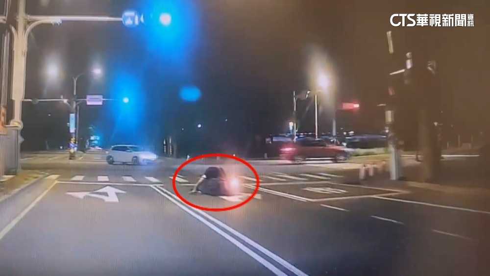 騎士停等紅燈突自摔倒地 警查獲「喪屍煙彈」