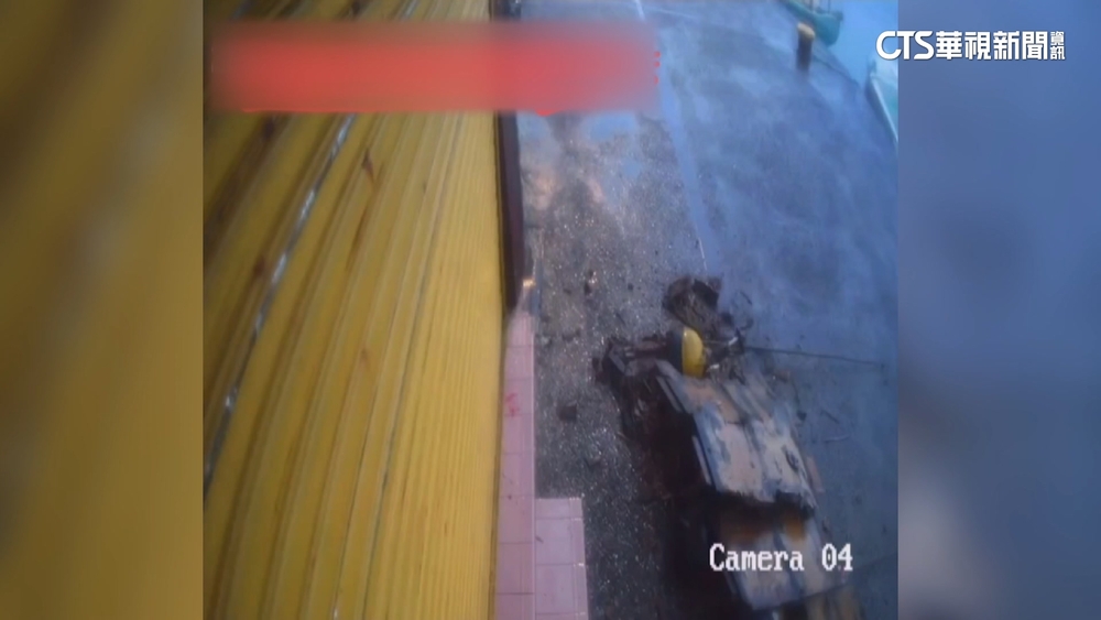 不堪風吹雨打！　基隆「彩色屋」百公斤鐵皮屋簷墜落