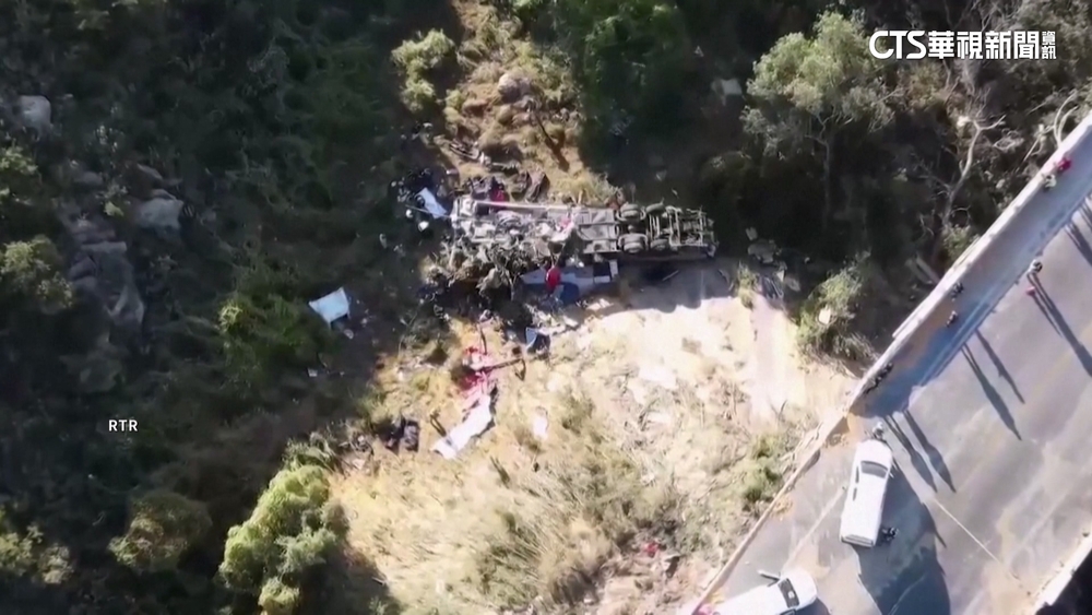 墨西哥聯結車車斗鬆脫　巴士撞上翻覆25死傷