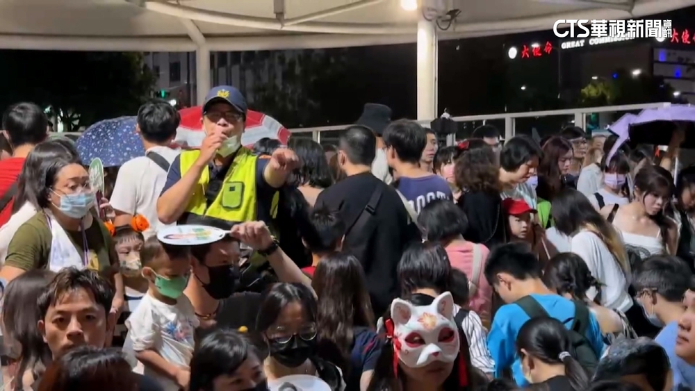8萬人瘋萬聖！　捷運站塞爆引民怨　高捷：有管制
