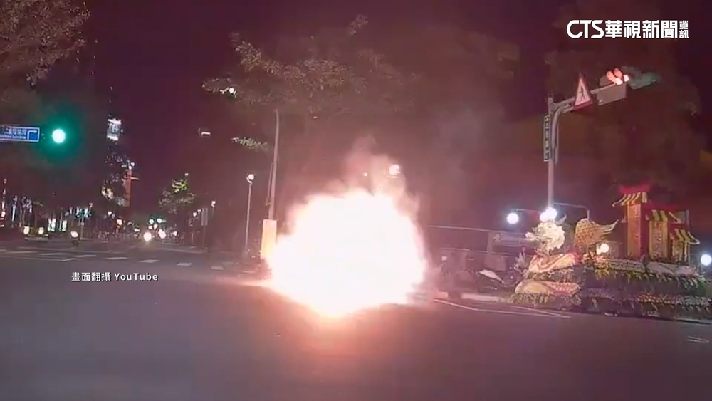 危險！　宮廟遶境街頭放炮　騎士急閃險釀追撞
