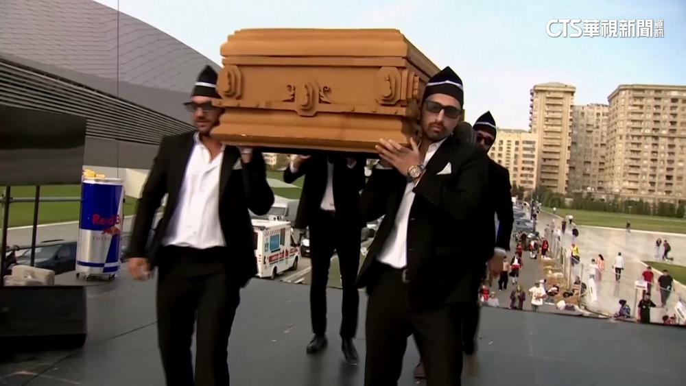 皂飛車大賽又來了！　「非洲抬棺舞」開場效果十足