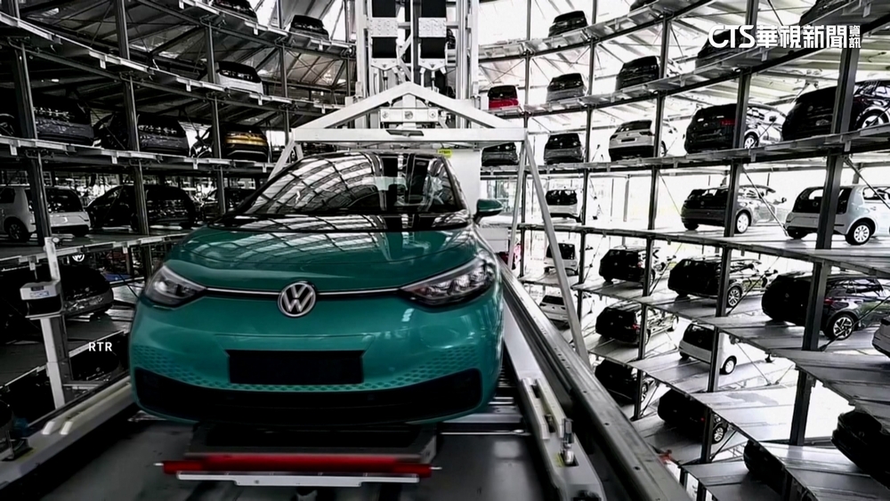 福斯汽車擬關閉至少3座德廠　裁員數萬人.減薪10%