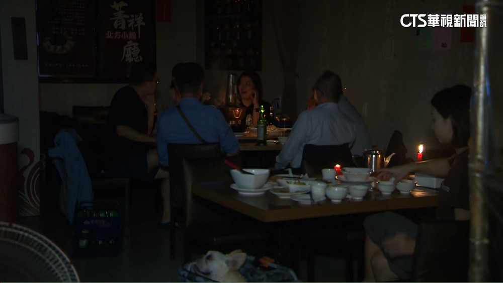 板橋266戶停電逾1hr　民眾摸黑吃飯笑稱「燭光晚餐」
