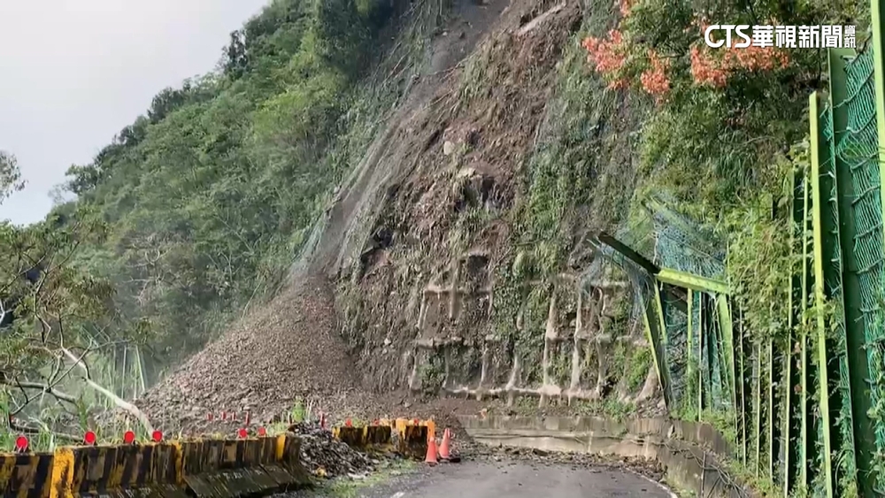 高雄藤枝聯外道路土石崩塌　雙向管制進出