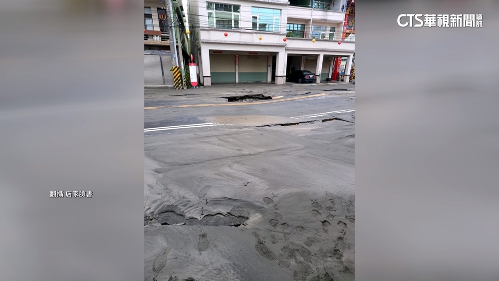 屏東新園路面爆　泥水衝店家自來水公司急搶修