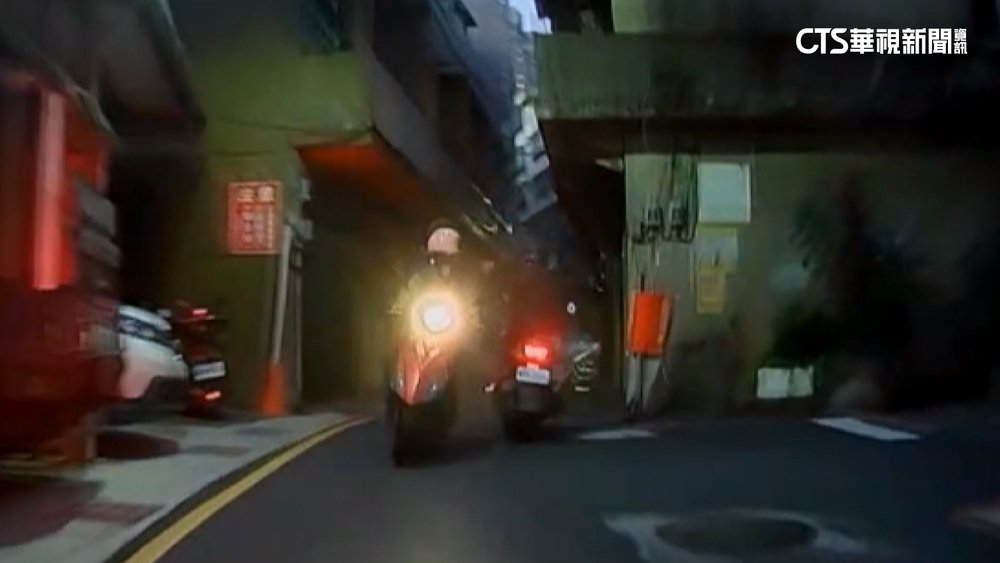 傻眼！　騎士遭對向車「伸手巴臉」　眼睛.眉毛遭劃傷