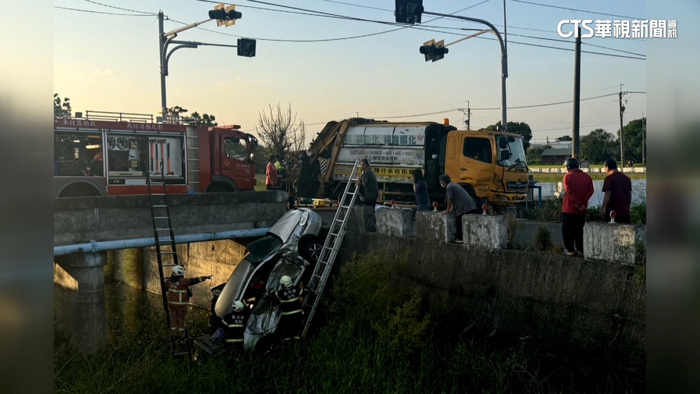 擦撞垃圾車落橋！　安親班師載童卡溝底5輕傷