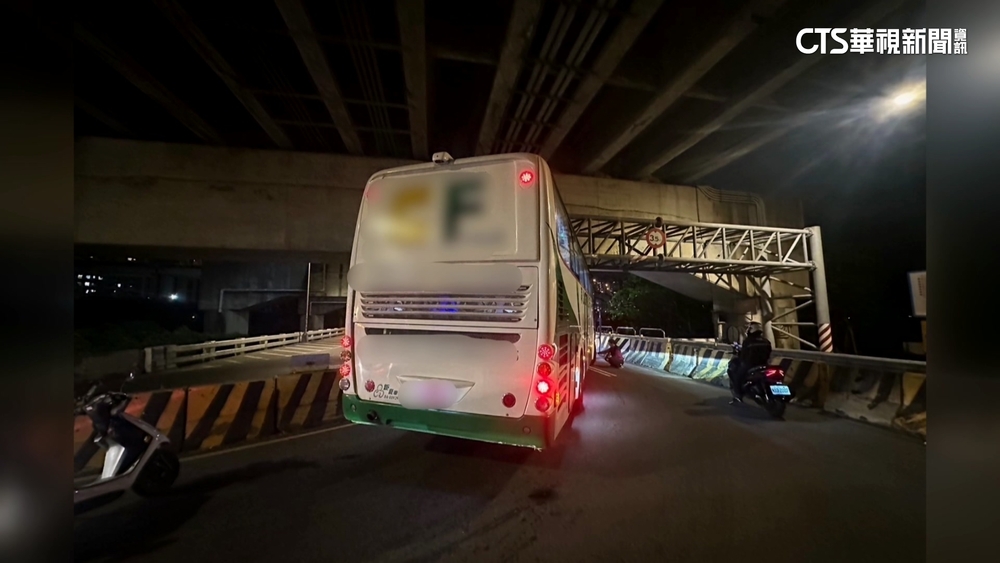 未注意限高直直撞！遊覽車卡成蘆橋下　交通大打結