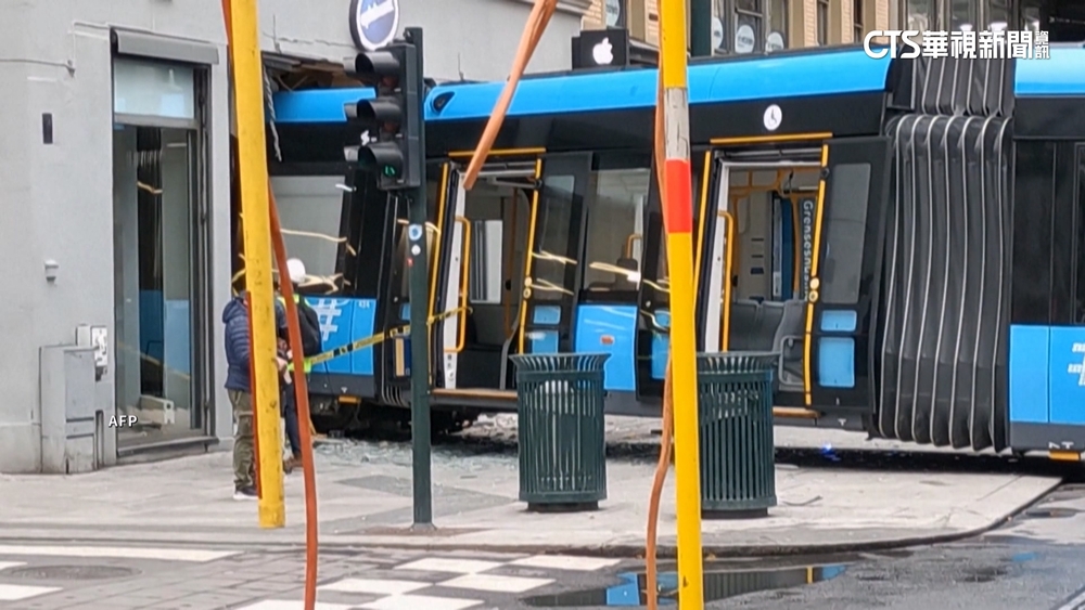 挪威首都奧斯陸輕軌列車出軌　撞進3C商店4人傷