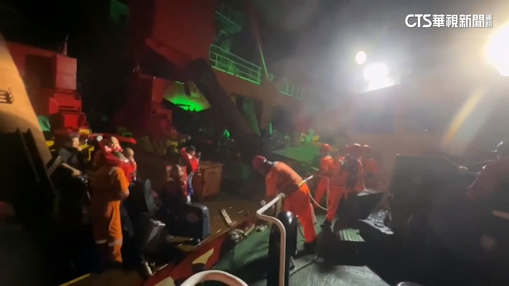 不敵風浪！中國貨輪困野柳外海　海巡驚險救17人