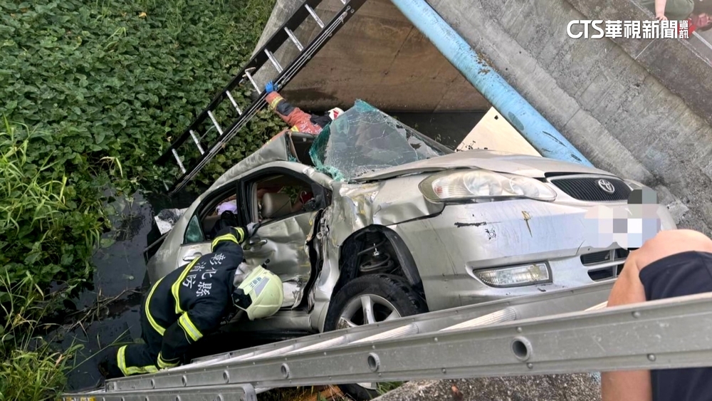 直擊！　擦撞垃圾車墜橋　安親師載3童卡溝底5傷