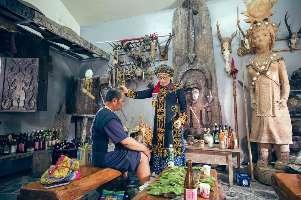 台東土坂部落首席女巫包惠玲 《匠人魂》紀錄「成巫之路」