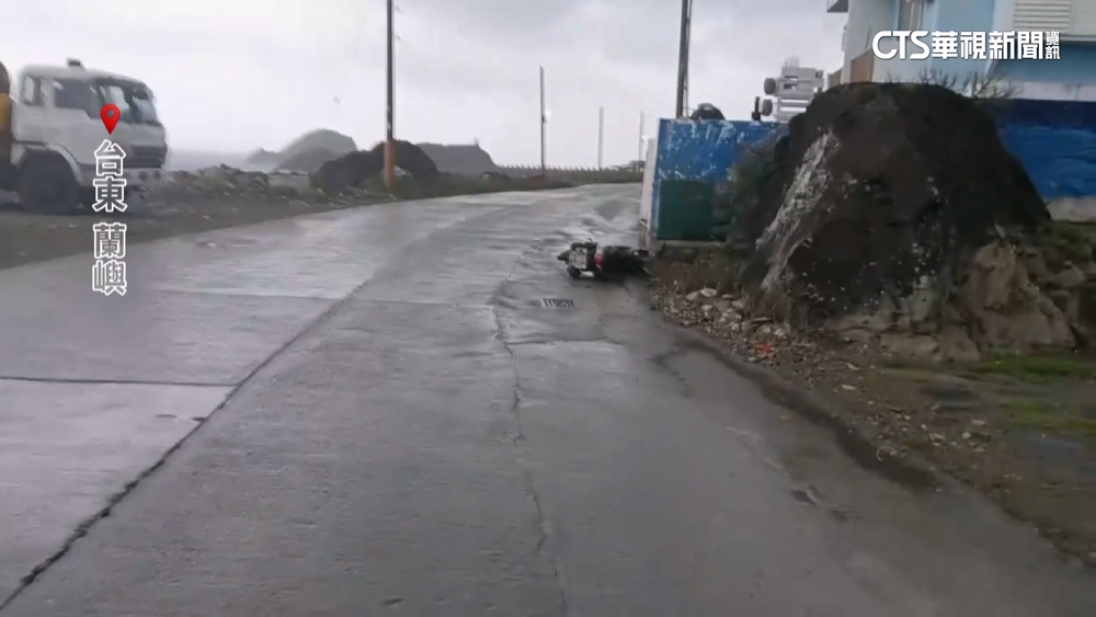 康芮逼進！蘭嶼颳15級強陣風　直擊機車遭吹倒地