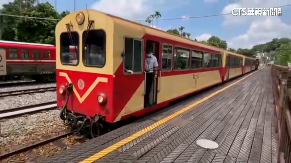 阿里山林鐵禮賓列車首航出包　乘客原地等半小時