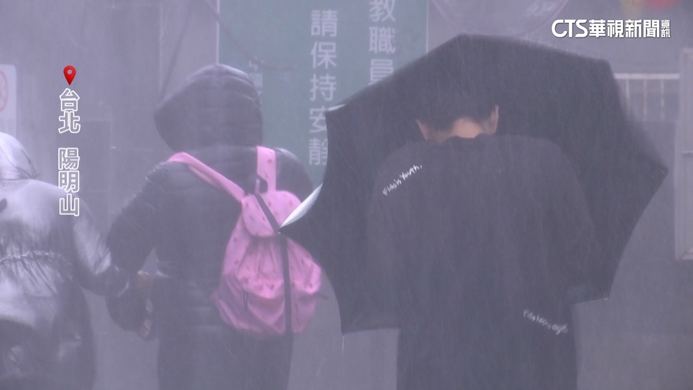 強颱康芮步步逼近！　陽明山小油坑風強雨驟