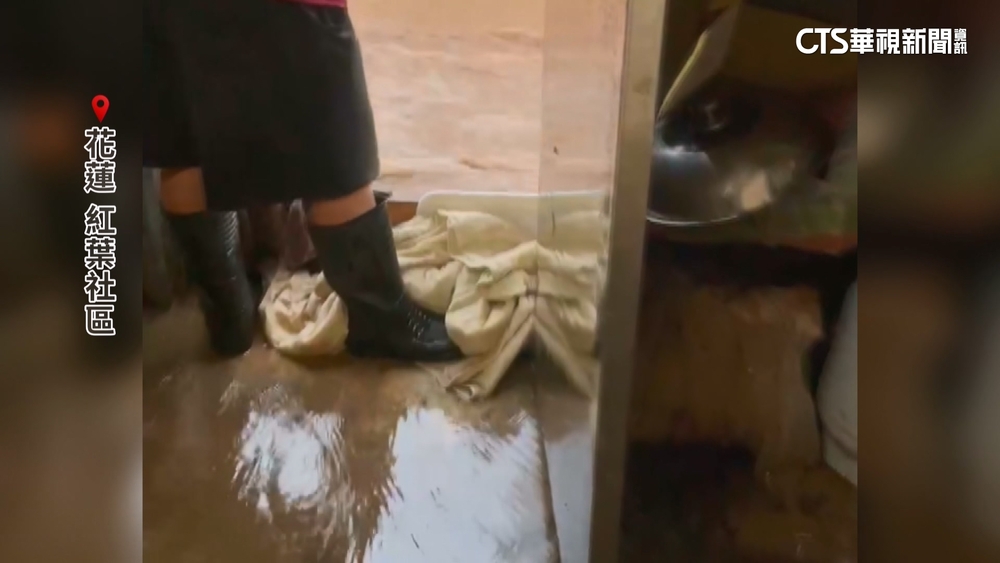 沙包也擋不住花蓮風雨　泥水淹進紅葉社區