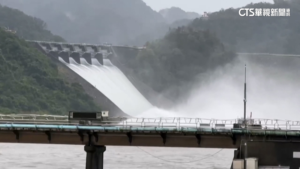 時隔兩年再開溢洪道　石門水庫洩洪預留滯洪空間