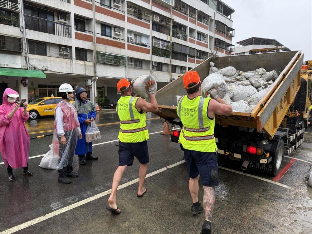 澳洲11猛男消防員來台參訪遇颱風　主動加入側溝清疏工作
