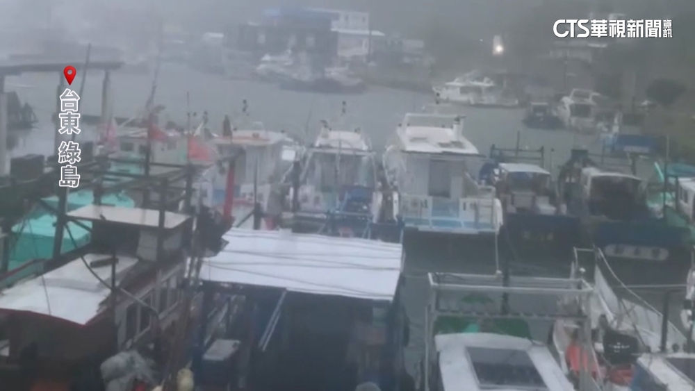 颱風眼輾過綠島　颳15級強陣風　溫泉部落停電斷訊