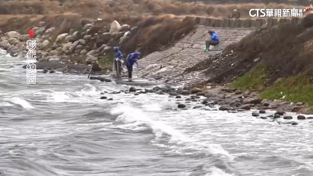 10級風大浪冒險撒網捕魚　為補家用「加減賺」