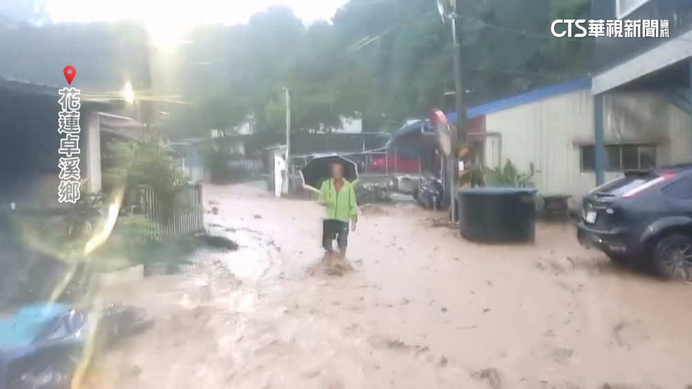滾滾泥流沖入花蓮民宅　居民冒險涉水撤離