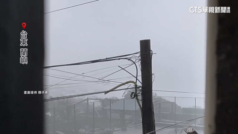 蘭嶼颳17級強陣風！　雨水橫著飛.大貨車側翻在地