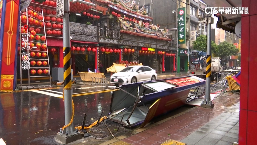 康芮襲！板橋慈惠宮「牌樓被吹垮」險車　工人吊掛搶修險摔