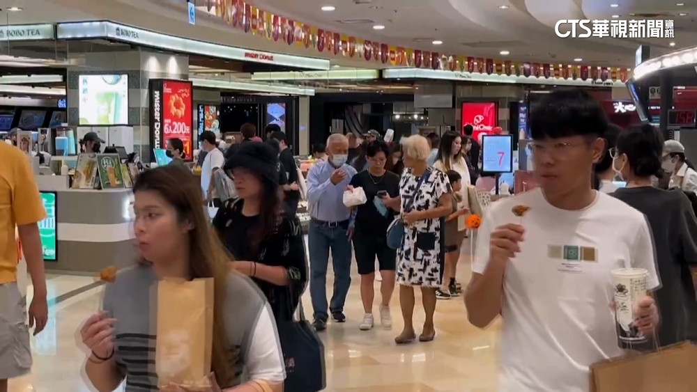 高雄停班課多間百貨照常營業　民眾湧入逛街用餐