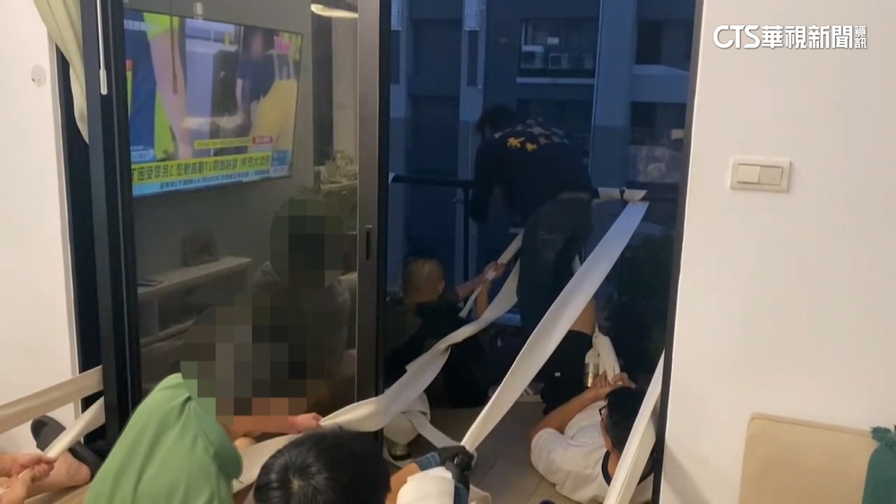 風太強！　玻璃帷幕搖搖欲墜　住戶合力拉住女兒牆