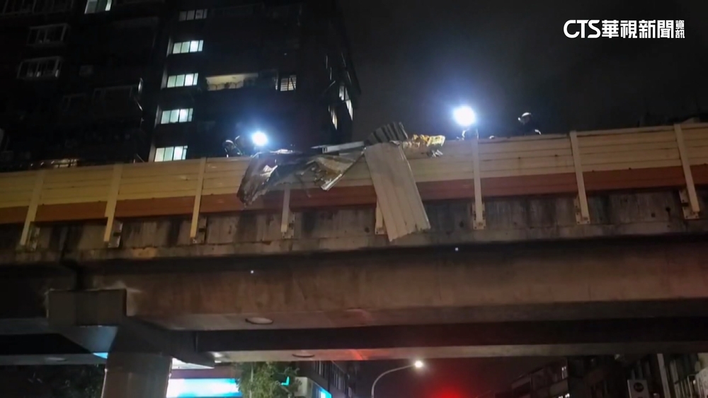 台北市風超大！　鐵皮屋頂吹落捷運文湖線軌道上