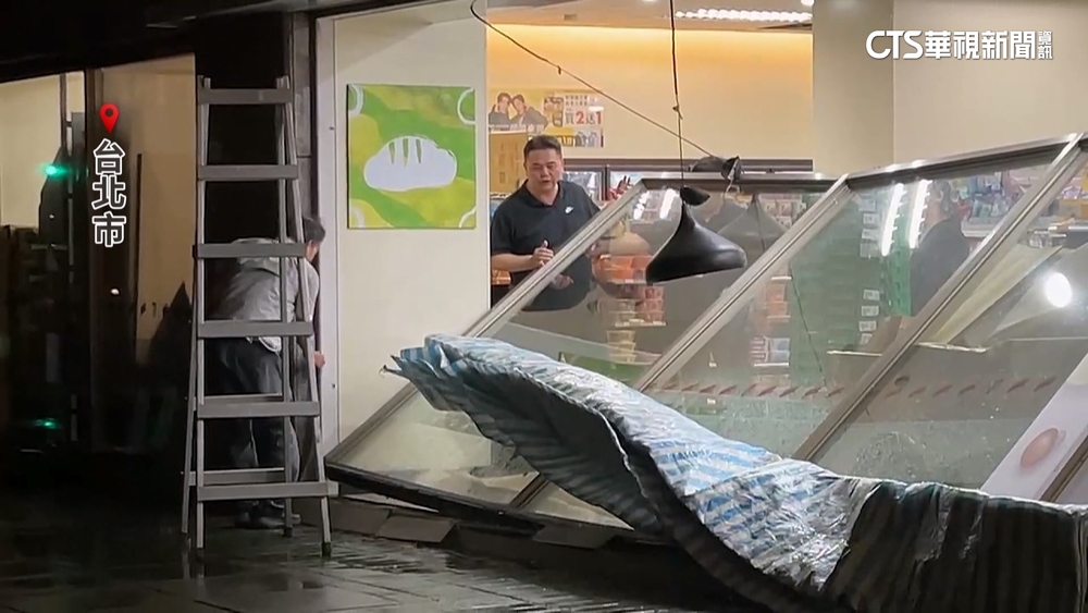 台北昨颳11級強陣風　百貨招牌柱倒.超商玻璃碎