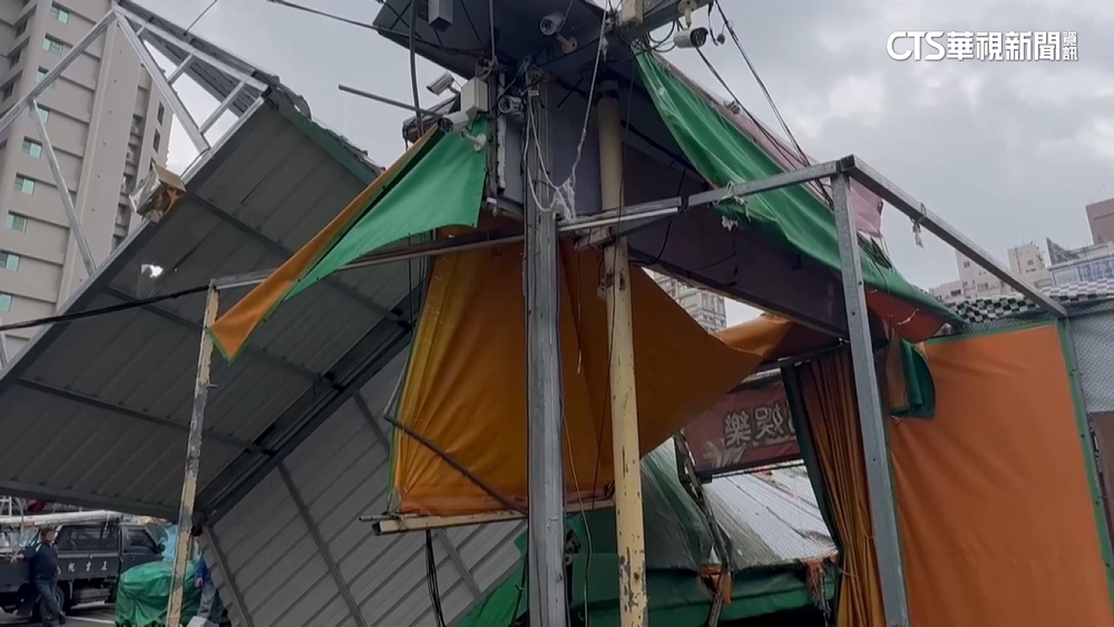 高雄颳10級強風　左營瑞豐夜市攤位慘吹翻　業者急修