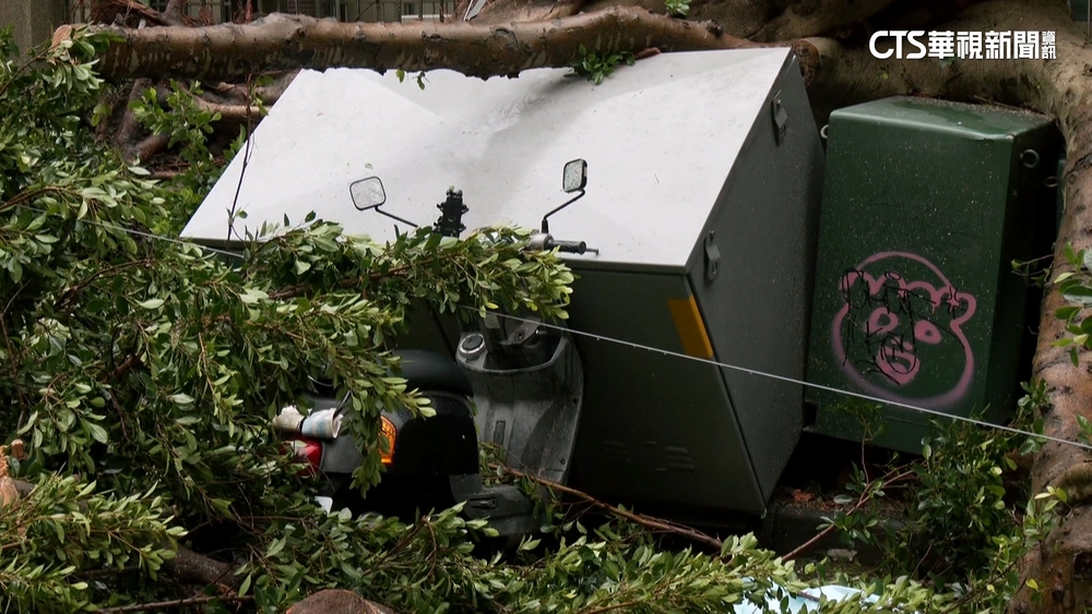 康芮致災！　全台逾90萬戶停電　交通受阻台電修復難