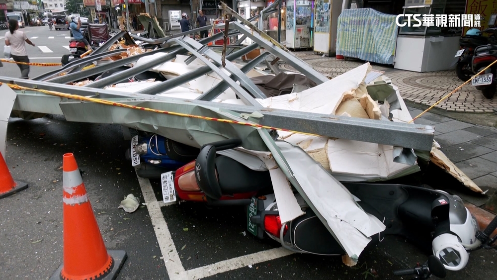 北市颱風夜驚魂！鐵皮砸破窗　墜一樓壓壞多輛機車