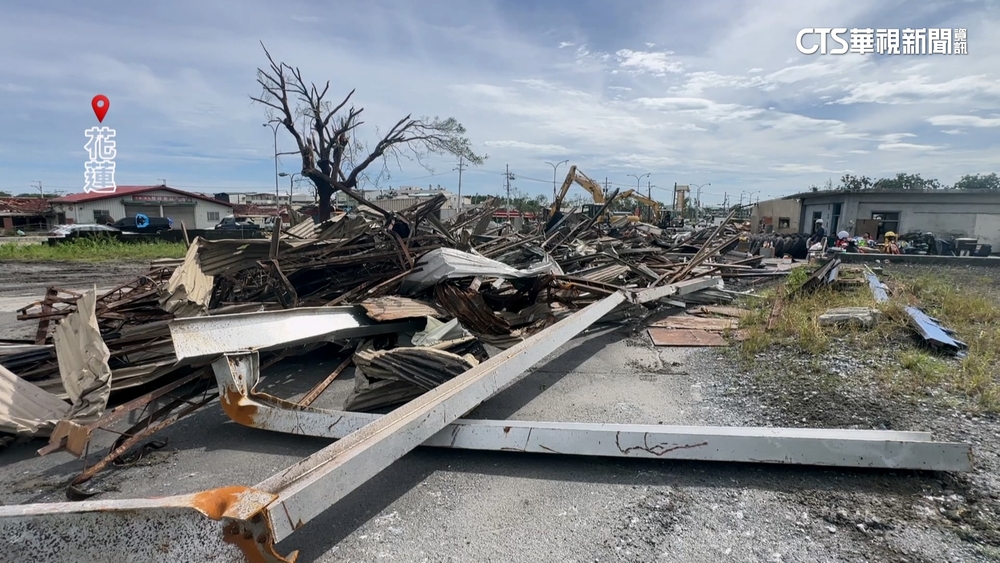 花蓮電線桿倒.鐵皮屋被掀翻　秀林鄉忙災後復原