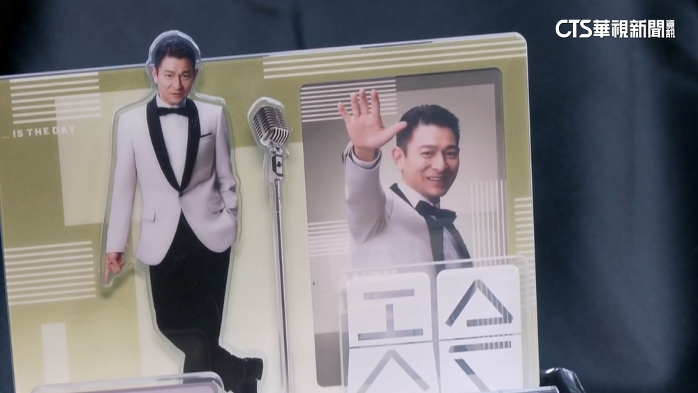 劉德華攻蛋「首唱」！朱麗蒨相隨　紛絲排隊搶「限量立牌」