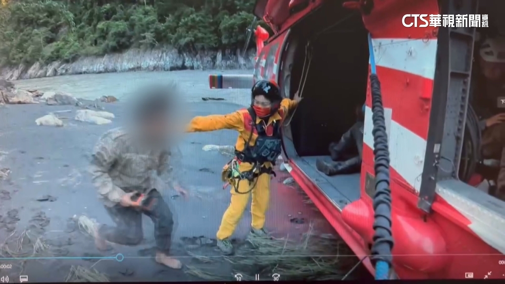 找到了！溪水暴漲4釣客失聯　空勤吊掛脫困