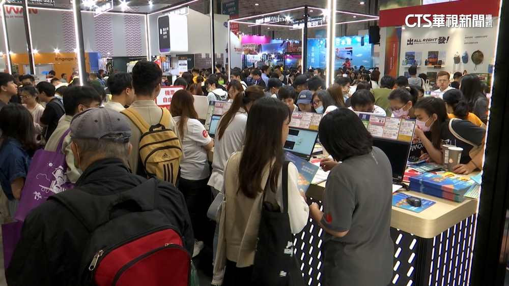 國際旅展假日湧人潮　旅客鎖定便宜機票.行程