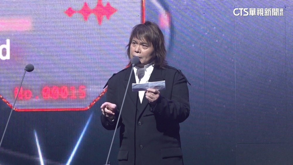 伍佰現身金音獎頒獎　上台致詞掏小抄全場笑翻