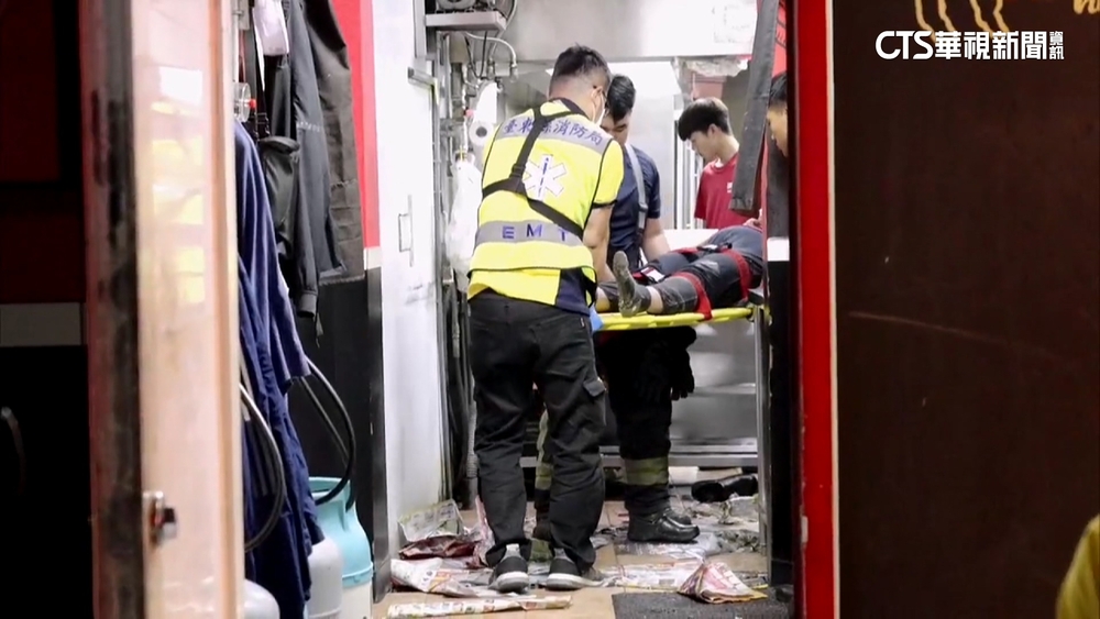 連鎖餐飲店女員工離奇卡油槽　5警消合力拔出