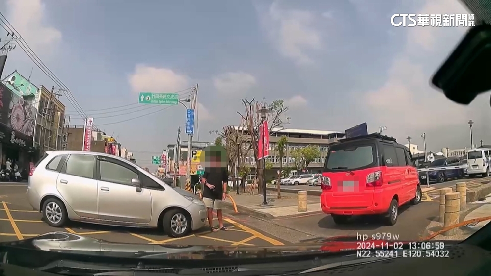 疑插隊停車惹眾怒　高中正義男同學「肉身阻擋」險被撞
