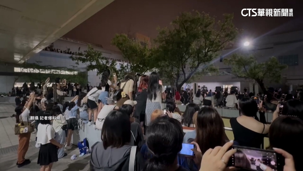 Stray　Kids來台.機場尖叫聲不斷　粉絲冒險爬圍牆　‪