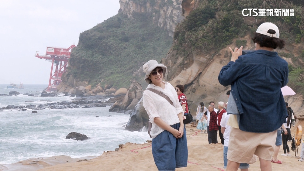 中國籍貨輪野柳擱淺　成遊客拍照熱點忙喬角度