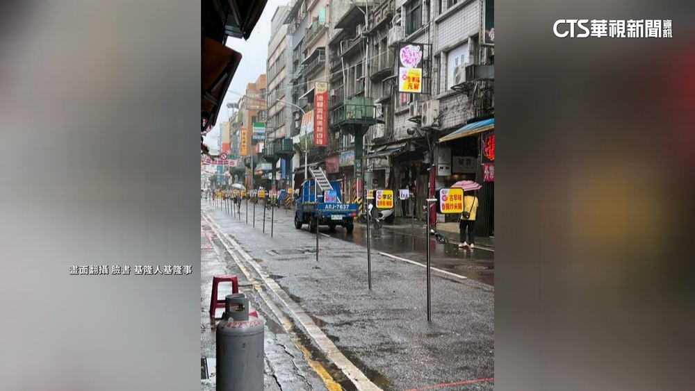 愛四路夜市鐵柱擋路？　主委：出攤才有　不影響交通