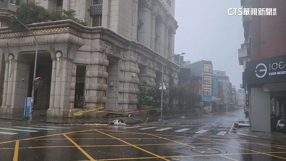 3月就曾砸2車！　桃園又下「磁磚雨」　建管處：不改要罰