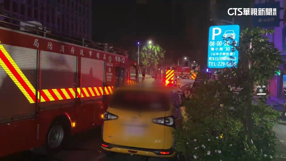 高雄電動車展示中心凌晨火警　10車25消防灌救