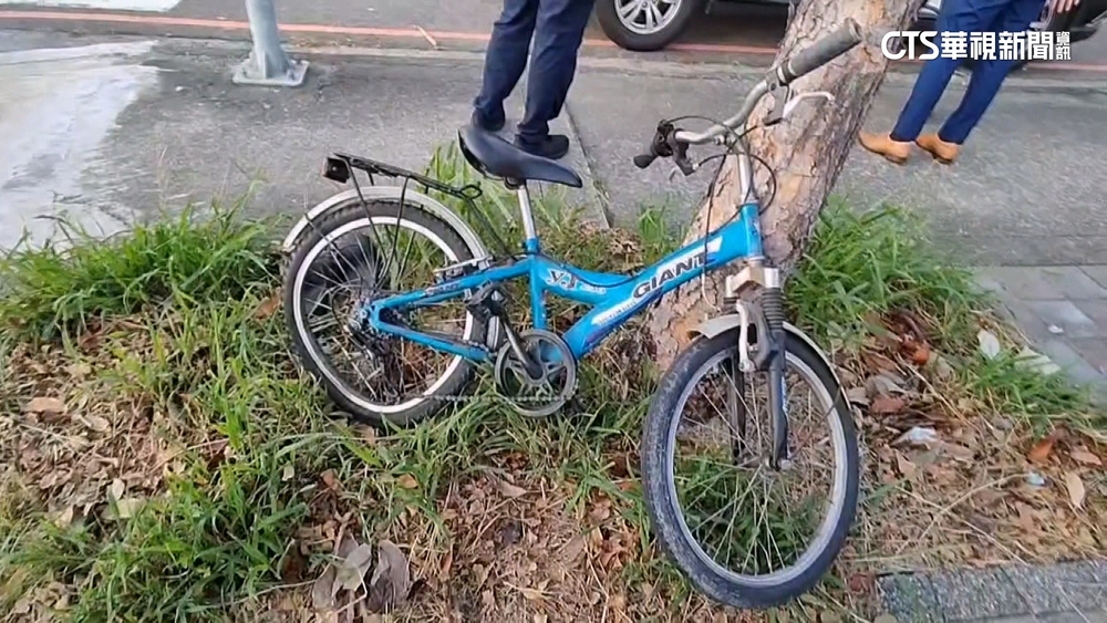 閃燈路口撞！　12歲童騎單車被機車撞飛　又遭轎車輾斃