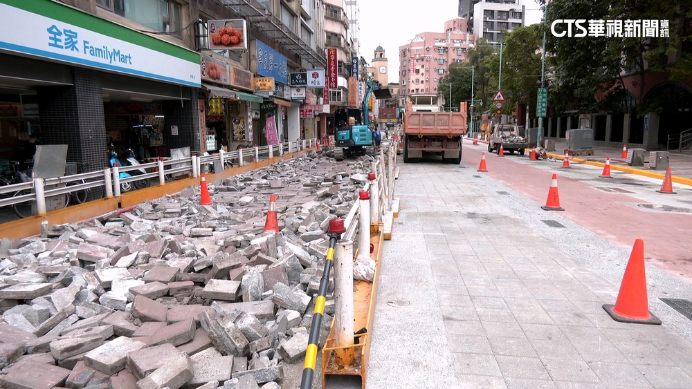 寧夏夜市喊「整修完成」重開幕　「路修一半」遊客傻眼