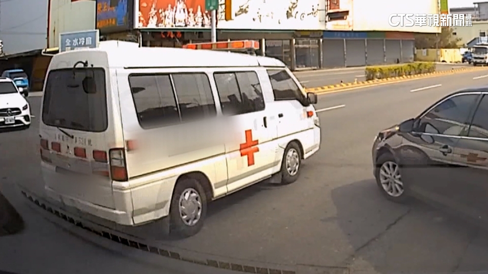 救護車鳴笛獲禮讓...下秒轉進加油站遭質疑「濫權」